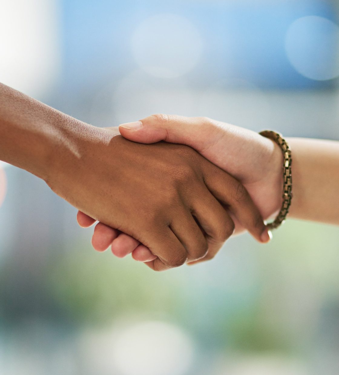 Dos personas estrechándose la mano tras cerrar un acuerdo